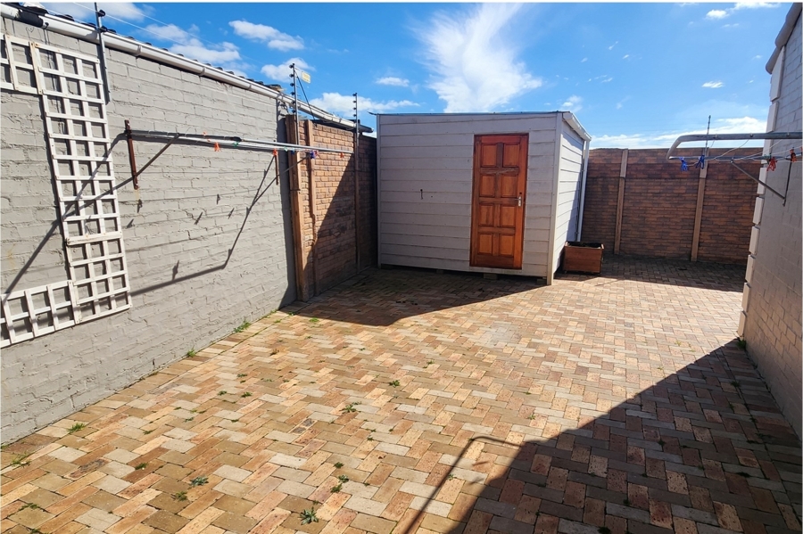 2 Bedroom Property for Sale in Uitzicht Western Cape